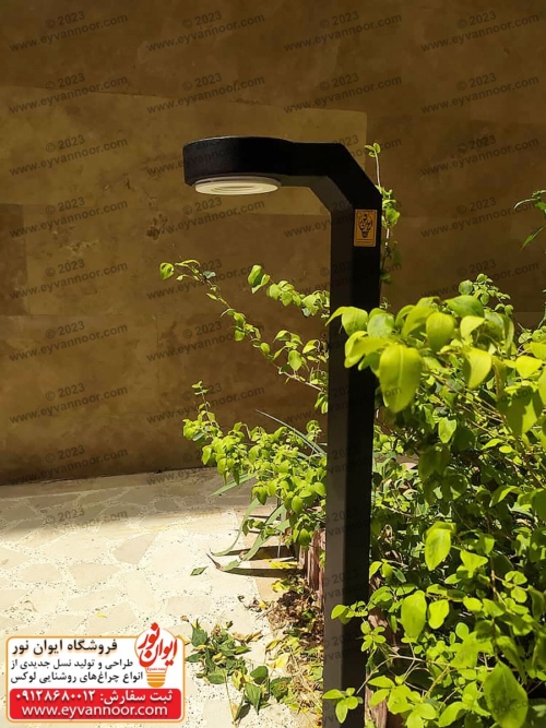 چراغ باغی مدل میترا 2023 در کنار دیوار محوطه باغی زیبا